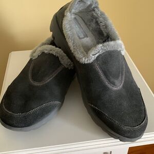 Skechers Go Walk size 10 gray fur lined shoes.